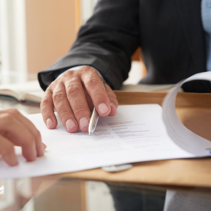 business-people-signing-contract_Easy-Resize.com